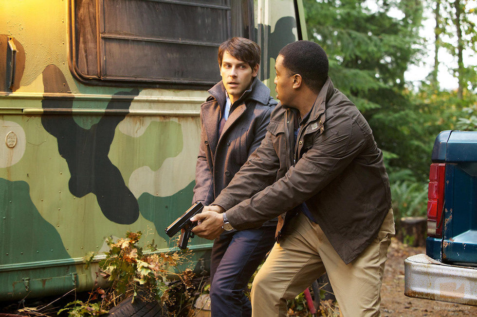 Nick y Hank persiguen a un monstruo en 'Grimm'