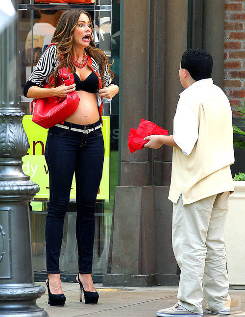 A Sofia Vergara se le abre la chaqueta en 'Modern Family'