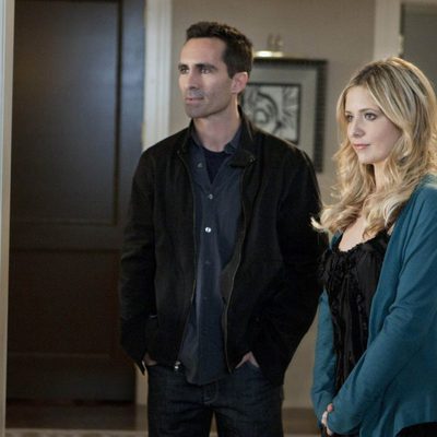 Sarah Michelle Gellar y Nestor Carbonell en una escena de 'Ringer'