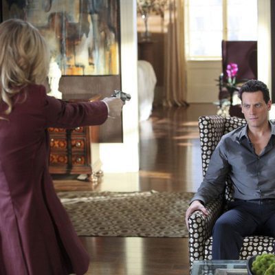 Sarah Michelle Gellar apunta a Ioan Gruffudd con una pistola