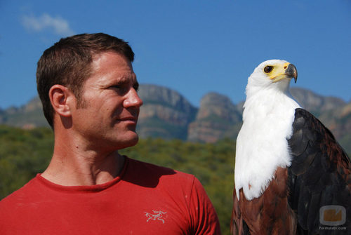 Steve Backshall sostiene un peligroso águila