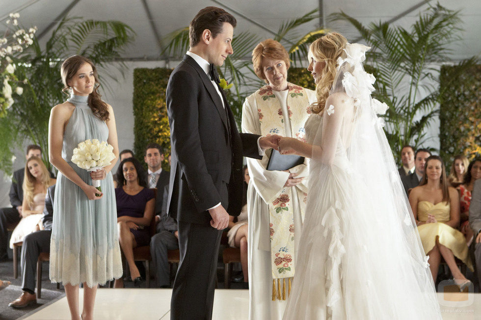 Andrew se casa con una de las gemelas en el final de 'Ringer'