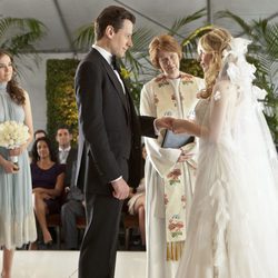 Andrew se casa con una de las gemelas en el final de 'Ringer'