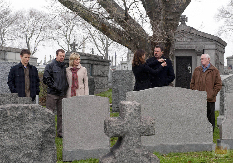 Los Reagan visitan el cementerio en el último episodio de la temporada