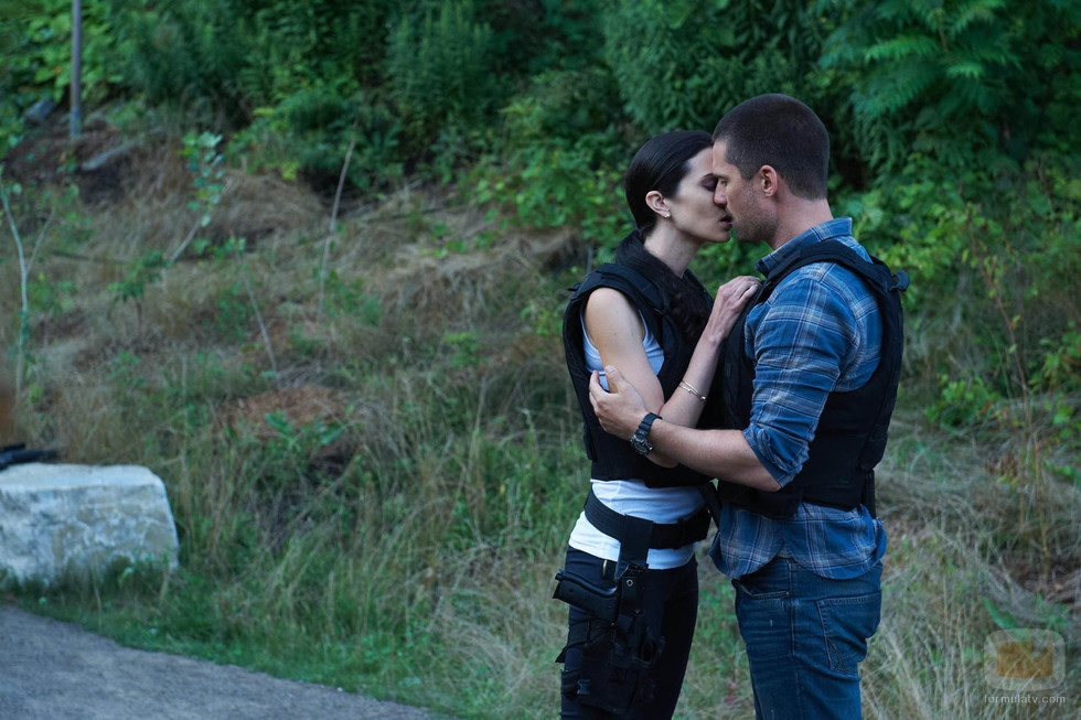 Cameron y Nina se besan en 'Alphas'