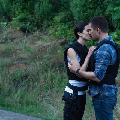 Cameron y Nina se besan en 'Alphas'