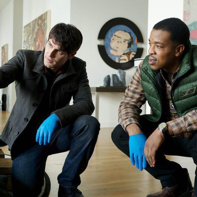 Hank y Nick miran con atención un dedo amputado