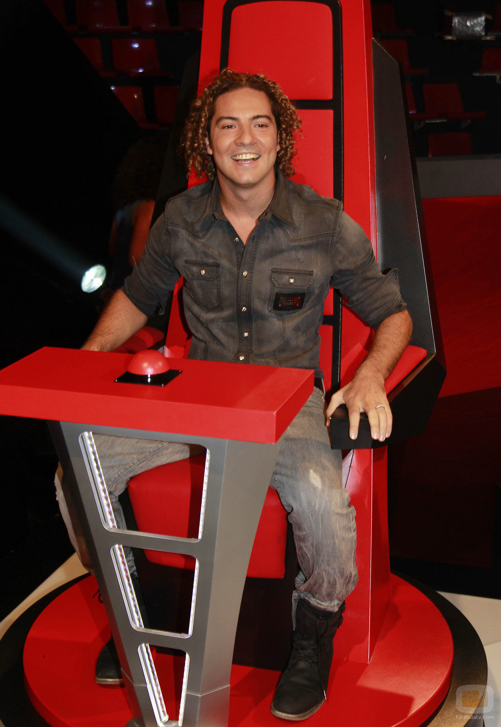 David Bisbal, ocupa su silla en la presentación de 'La Voz'