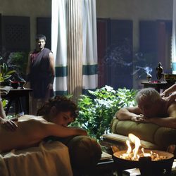 Quinto Servilio Cepión y Sabina reciben un masaje en 'Imperium'