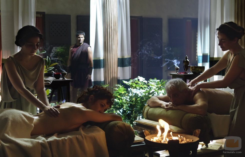 Quinto Servilio Cepión y Sabina reciben un masaje en 'Imperium'
