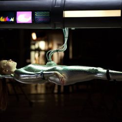 Lauren Ambrose conectada a una máquina en 'Coma'