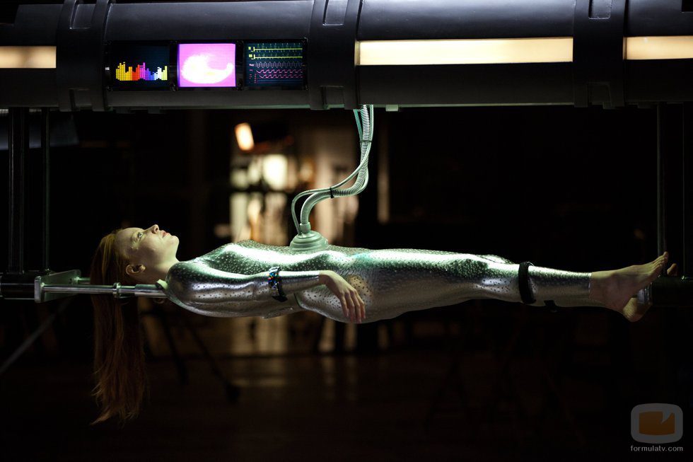 Lauren Ambrose conectada a una máquina en 'Coma'