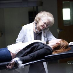 Ellen Burstyn calma a Lauren Ambrose en 'Coma'