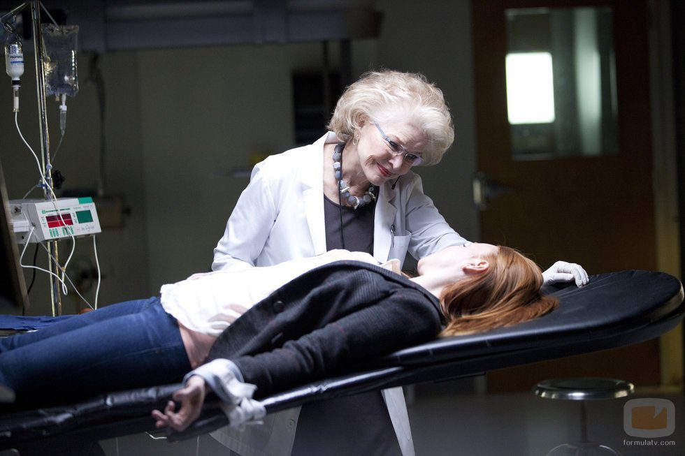 Ellen Burstyn calma a Lauren Ambrose en 'Coma'