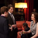 Geena Davis charla tranquilamente en una escena de 'Coma'