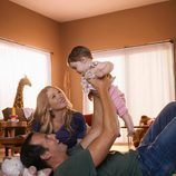 Christina Applegate y Will Arnett con su hija en 'Sin pegar ojo'