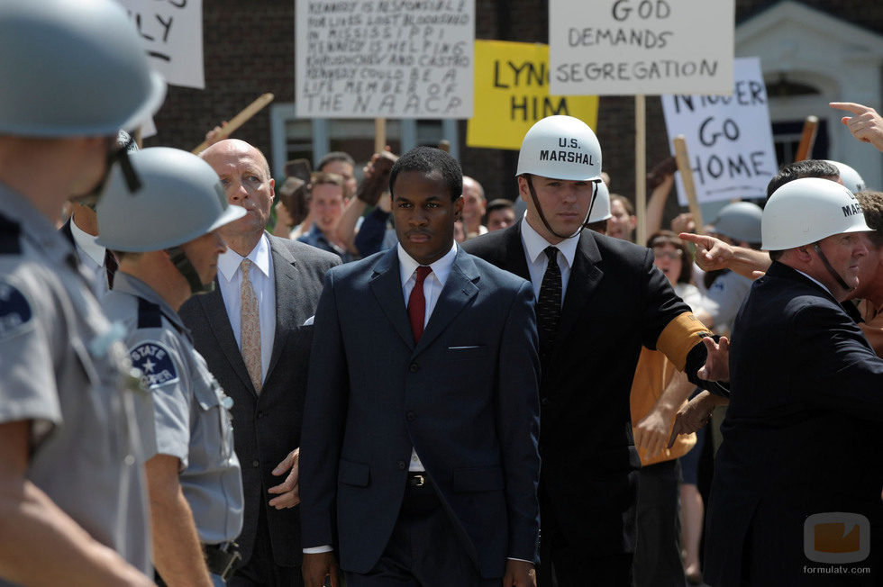 JFK intenta resolver problemas segregacionistas en 'Los Kennedy'