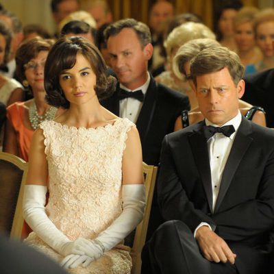 El presidente Kennedy, pensativo en un acto al que acude con Jackie