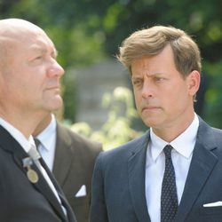 Greg Kinnear en una escena de 'Los Kennedy', dando vida al expresidente americano