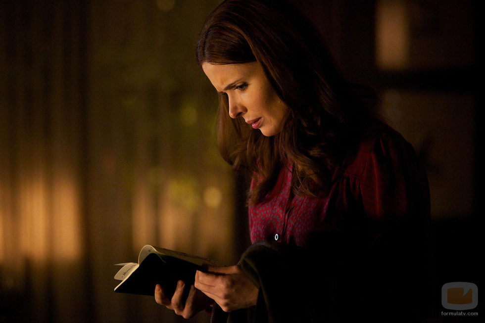 Juliette descubre algo en las páginas de un libro