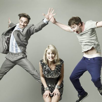 Emun Elliott, Stephen Wight y Amy Huberman en 'Threesome'