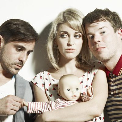 Emun Elliott, Amy Huberman y Stephen Wight, un trío en 'Threesome'