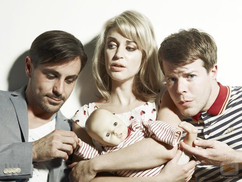 Emun Elliott, Amy Huberman y Stephen Wight practican su futura paternidad en 'Threesome'