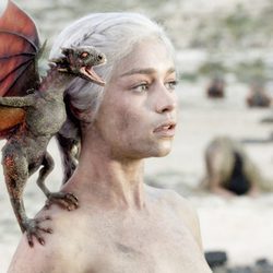 Daenerys, sostiene un pequeño dragón en el capítulo final de 'Juego de Tronos'