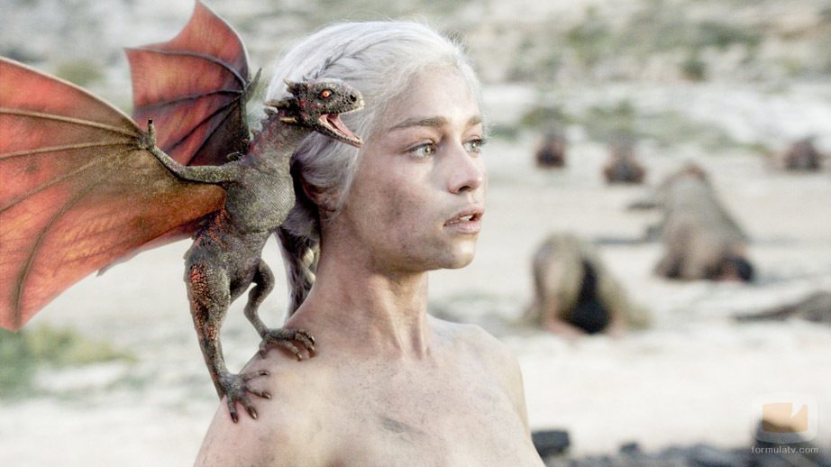 Daenerys, sostiene un pequeño dragón en el capítulo final de 'Juego de Tronos'