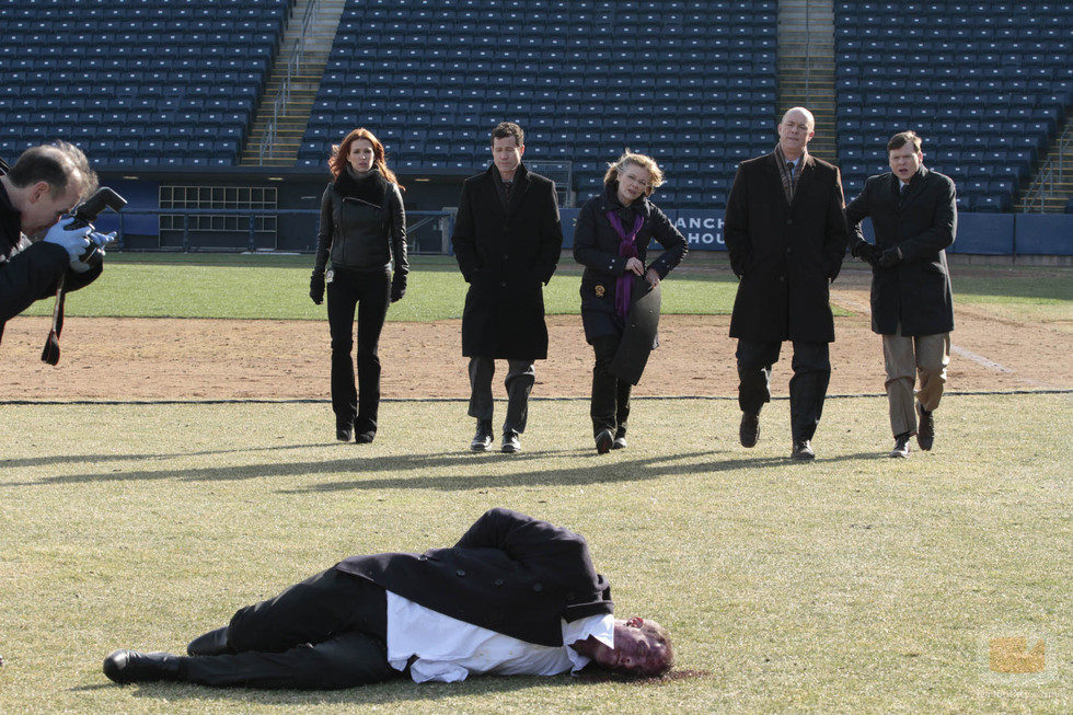 Un cadáver aparece en un campo de béisbol en 'Imborrable'