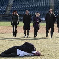 Un cadáver aparece en un campo de béisbol en 'Imborrable'