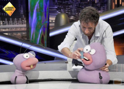 Pablo Motos le ofrece un inhalador a Petancas en la presentación de 'El hormiguero'