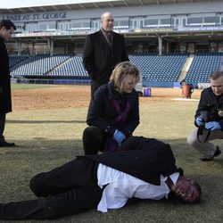 Burns y su equipo investigan un asesinato en un estadio deportivo