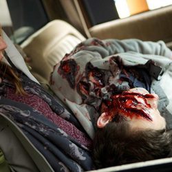 Rosalee con un cadáver en su regazo en una escena de 'Grimm'