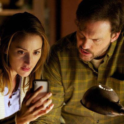 Rosalee y Eddy descubren algo en un movil