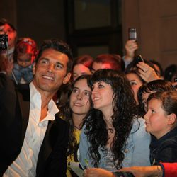 Jesús Vázquez se fotografía con los fans en la première de 'La Voz' en el FesTVal 2012