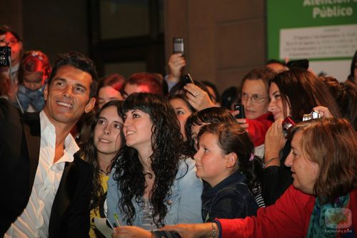 Jesús Vázquez se fotografía con los fans en la première de 'La Voz' en el FesTVal 2012