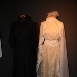 Los trajes de Ángela y Alicia de 'Gran Hotel' en la exposición del FesTVal 2012