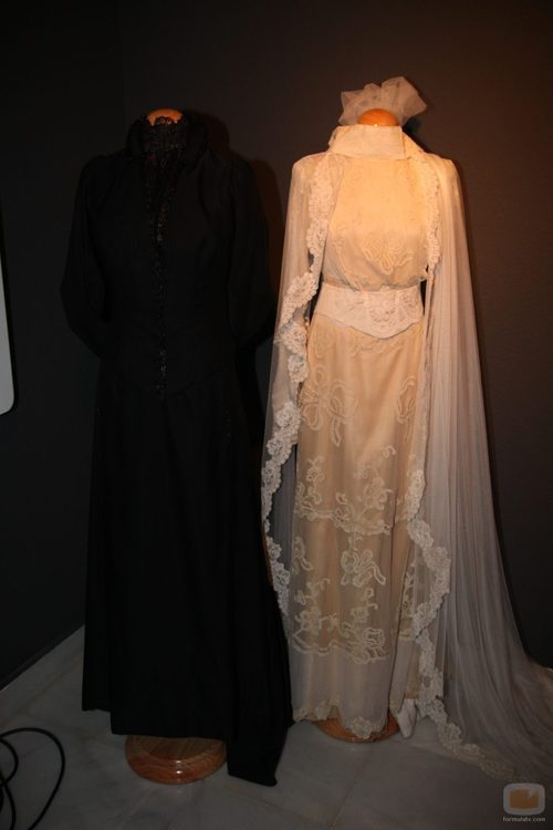 Los trajes de Ángela y Alicia de 'Gran Hotel' en la exposición del FesTVal 2012
