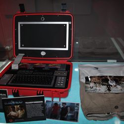 La maleta satélite de 'El Barco' en la exposición del FesTVal 2012