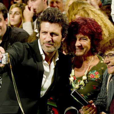 Jesús Olmedo se fotografía con los fans en el FesTVal de Vitoria