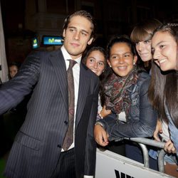 Martín Rivas con sus fans en la premiere de 'El don de Alba' en el FesTVal de Vitoria