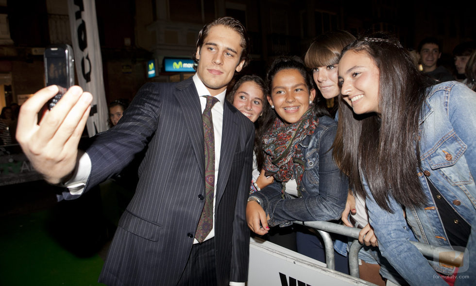 Martín Rivas con sus fans en la premiere de 'El don de Alba' en el FesTVal de Vitoria