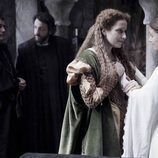 Isabel con su madre Isabel de Portugal en el primer episodio