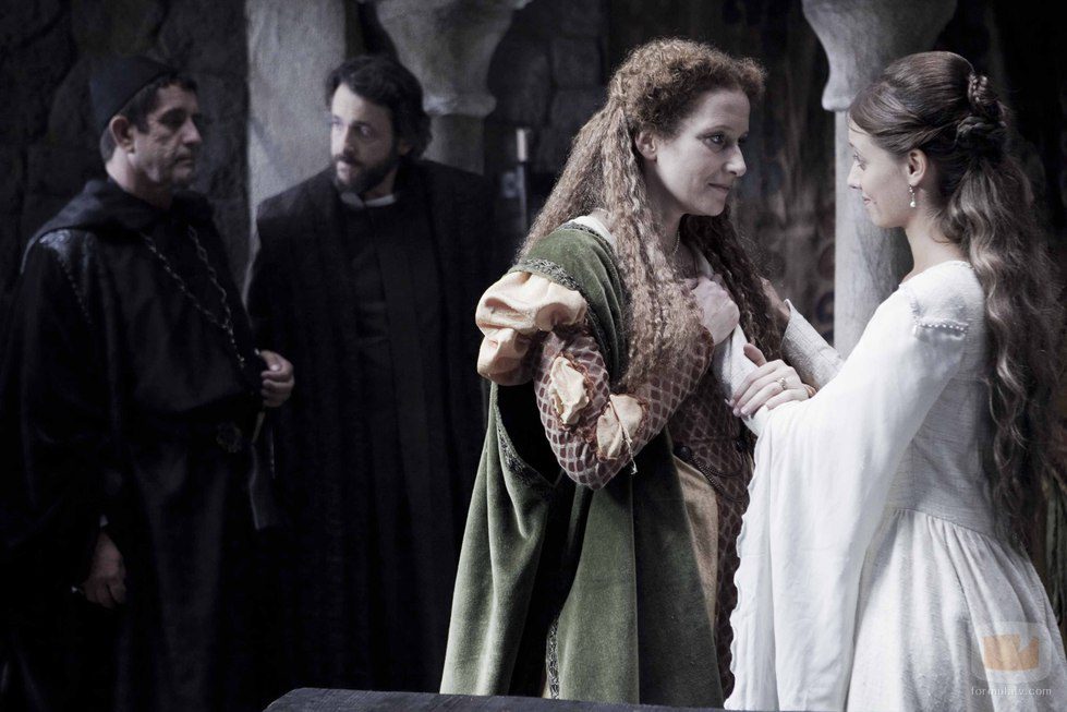 Isabel con su madre Isabel de Portugal en el primer episodio