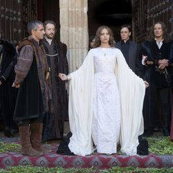 Isabel rodeada de su corte en el primer episodio
