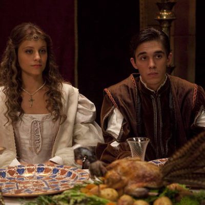 Michelle Jenner y Víctor Elías en el primer episodio de 'Isabel'