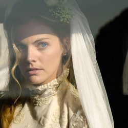 Amaia Salamanca vestida de novia en la segunda temporada de 'Gran Hotel'