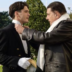 Yon González y Juan Luis Galiardo en la segunda temporada de 'Gran Hotel'