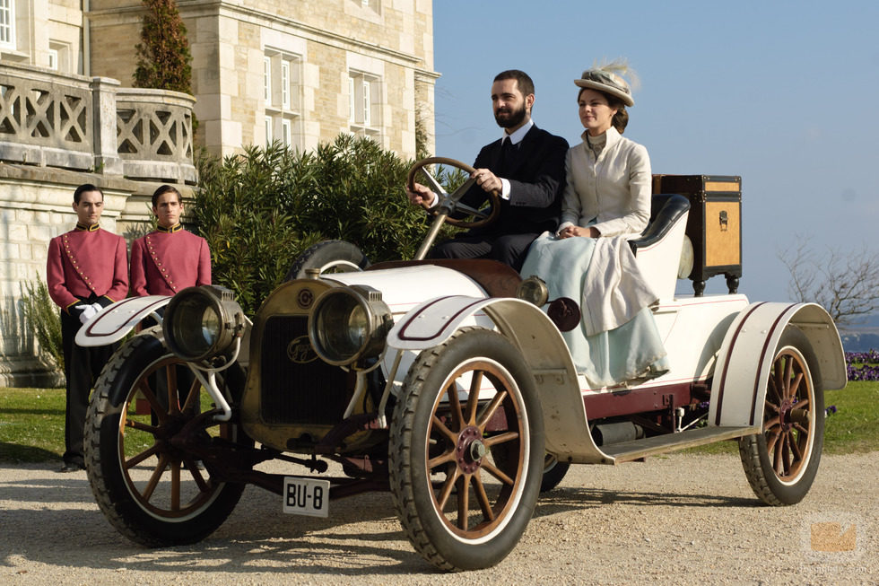 Pedro Alonso y Amaia Salamanca en la segunda temporada de 'Gran Hotel'